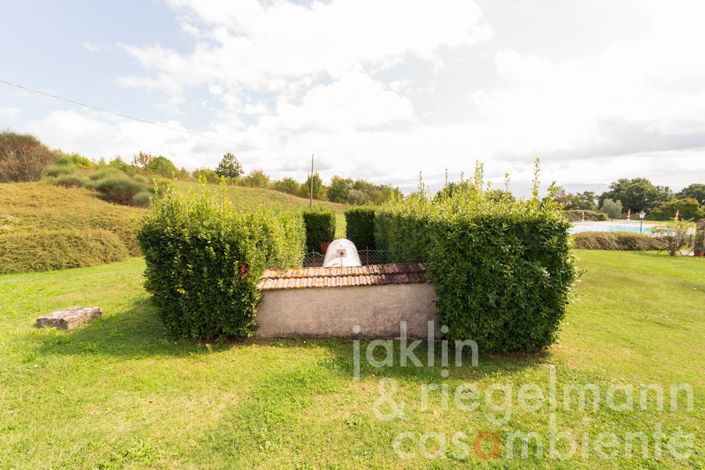 Image No.26-18 Bed Farmhouse for sale