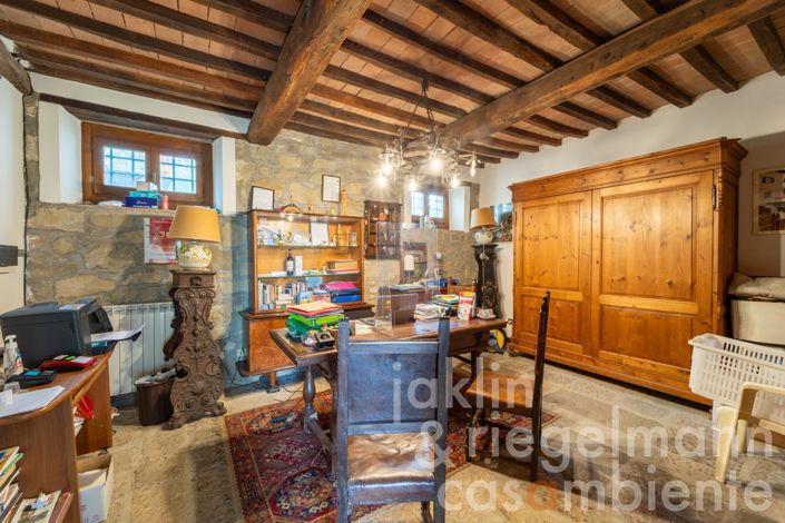 Image No.33-18 Bed Farmhouse for sale