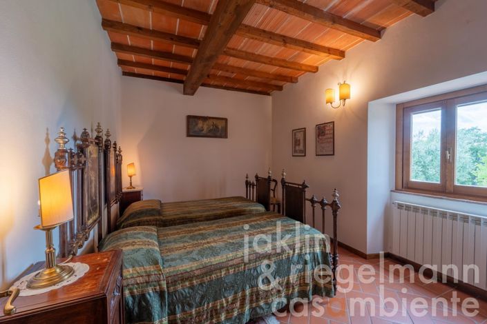 Image No.38-18 Bed Farmhouse for sale