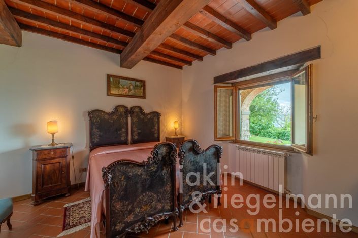 Image No.44-18 Bed Farmhouse for sale