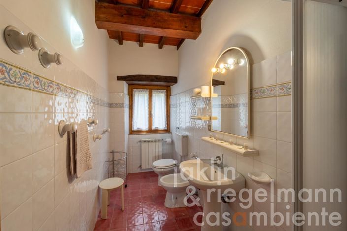 Image No.46-18 Bed Farmhouse for sale