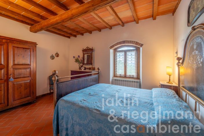 Image No.51-18 Bed Farmhouse for sale