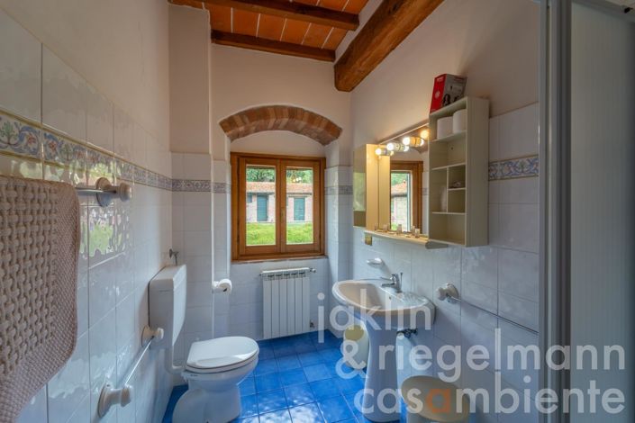 Image No.54-18 Bed Farmhouse for sale