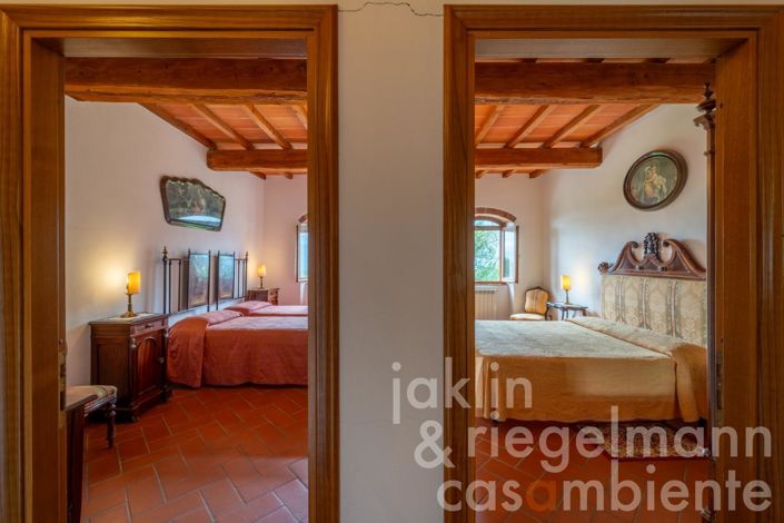 Image No.57-18 Bed Farmhouse for sale