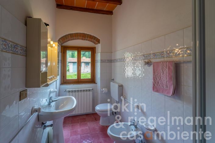 Image No.58-18 Bed Farmhouse for sale