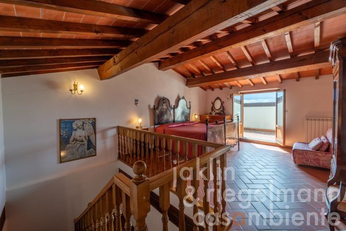 Image No.66-18 Bed Farmhouse for sale