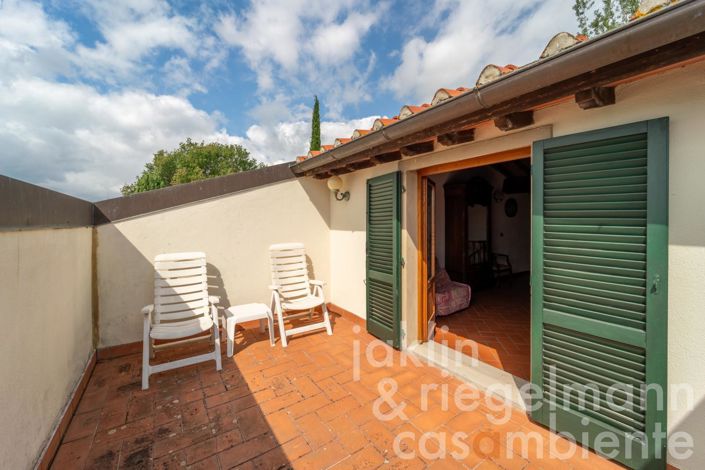 Image No.67-18 Bed Farmhouse for sale