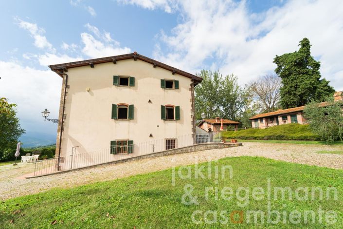 Image No.7-18 Bed Farmhouse for sale