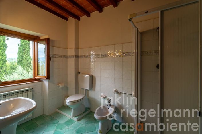 Image No.72-18 Bed Farmhouse for sale