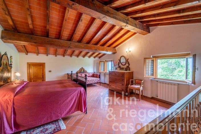 Image No.73-18 Bed Farmhouse for sale