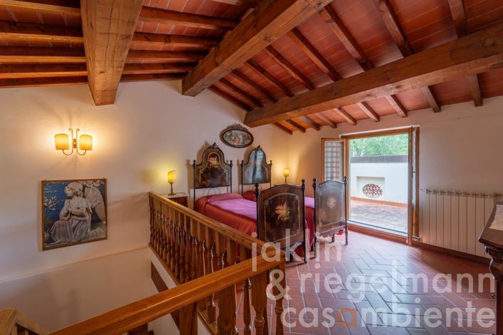 Image No.78-18 Bed Farmhouse for sale