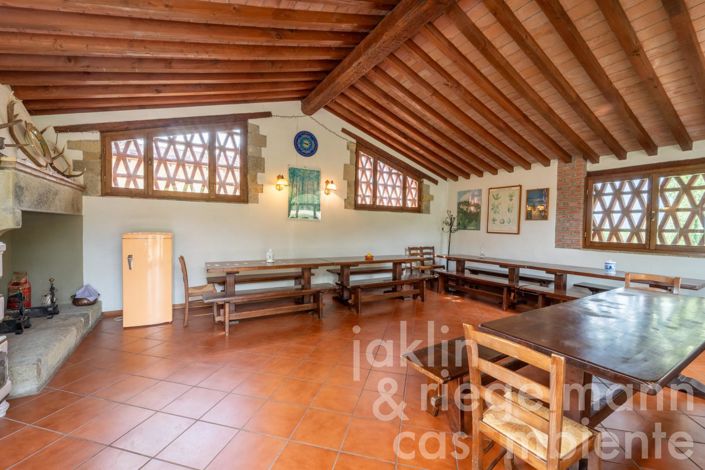 Image No.81-18 Bed Farmhouse for sale