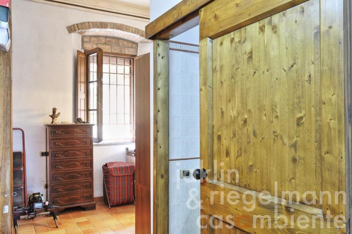 Image No.11-8 Bed Country House for sale