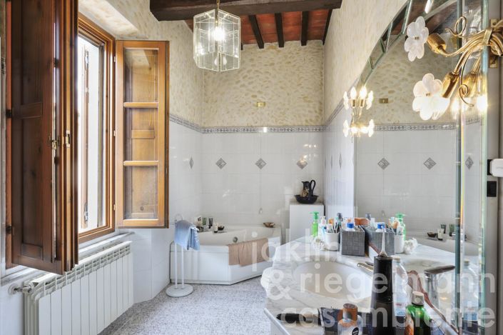 Image No.12-8 Bed Country House for sale