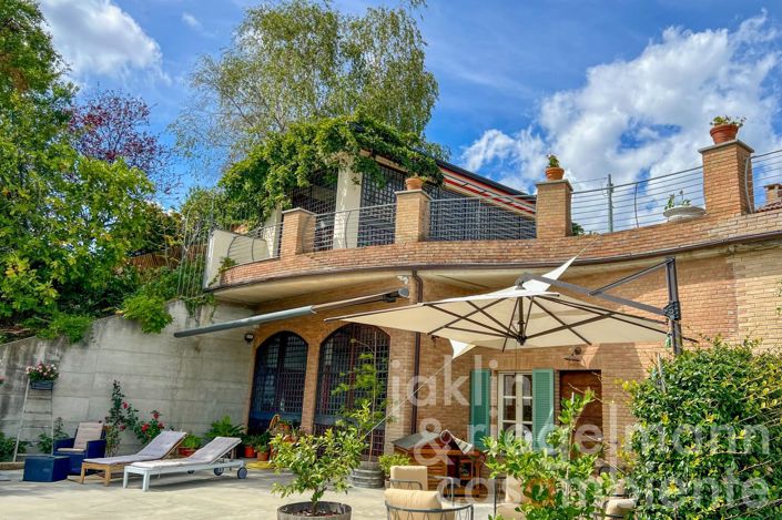 Image No.25-8 Bed House for sale