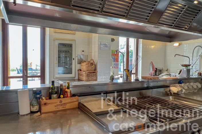 Image No.33-8 Bed House for sale