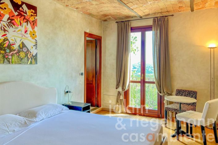 Image No.36-8 Bed House for sale