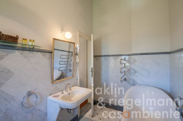 Image No.31-9 Bed Villa for sale