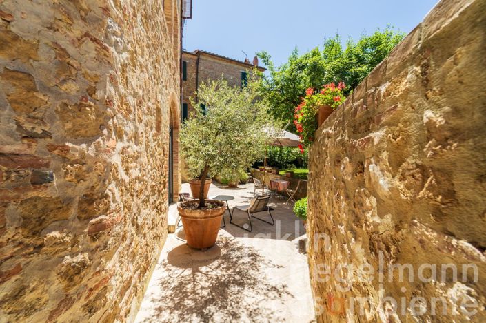 Image No.23-2 Bed Townhouse for sale