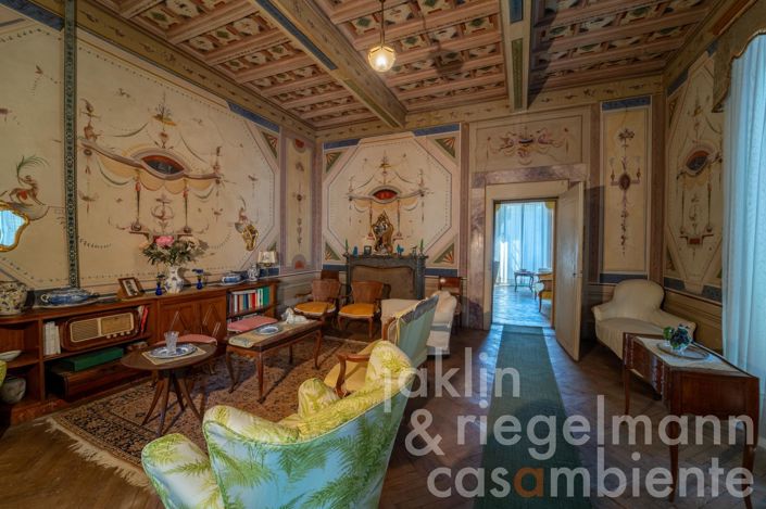 Image No.18-10 Bed Villa for sale