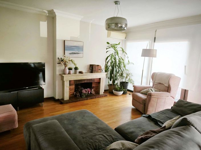 Image No.1-4 Bed Flat for sale