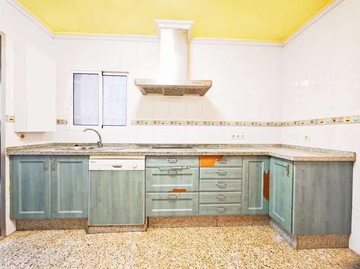 Image No.1-4 Bed Flat for sale