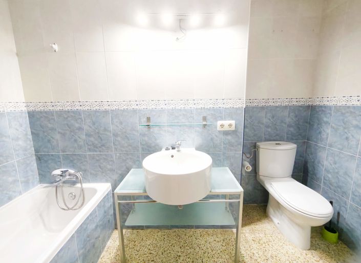 Image No.12-4 Bed Flat for sale