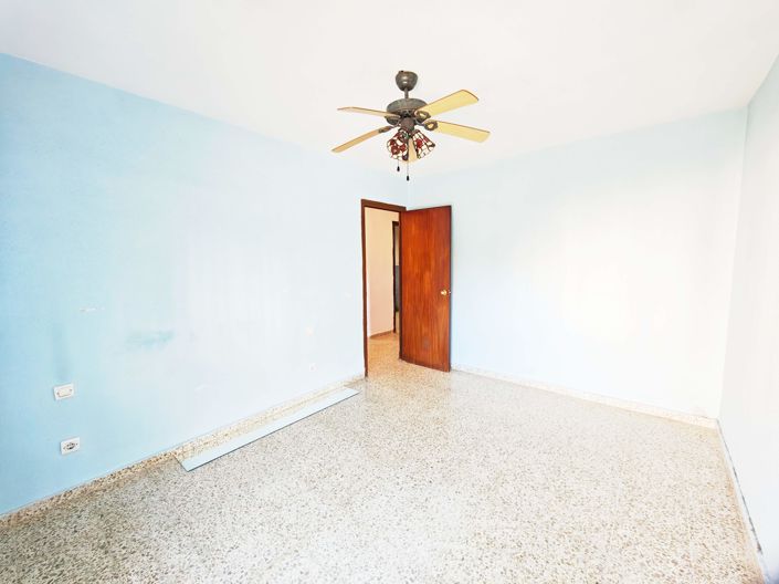 Image No.14-4 Bed Flat for sale