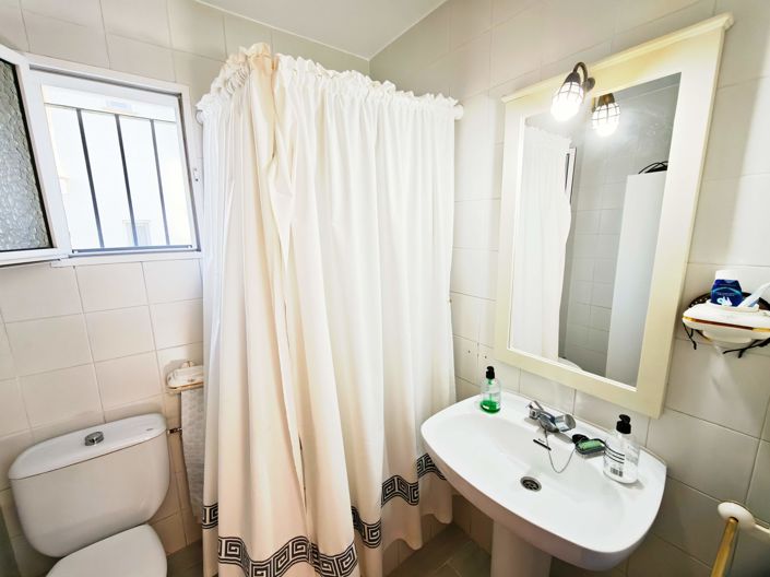 Image No.26-4 Bed Semi-Detached for sale