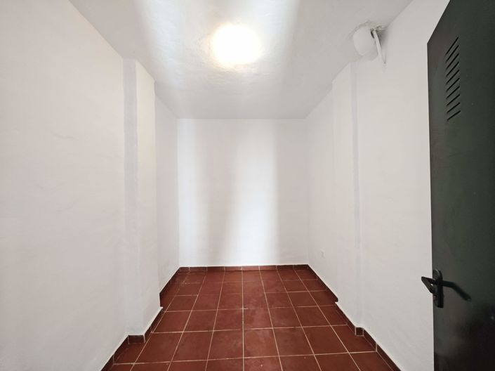 Image No.19-3 Bed Property for sale