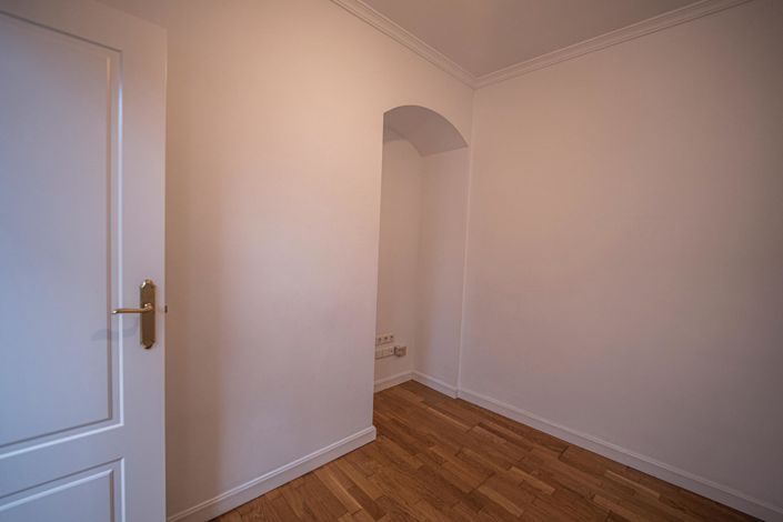 Image No.20-5 Bed House for sale