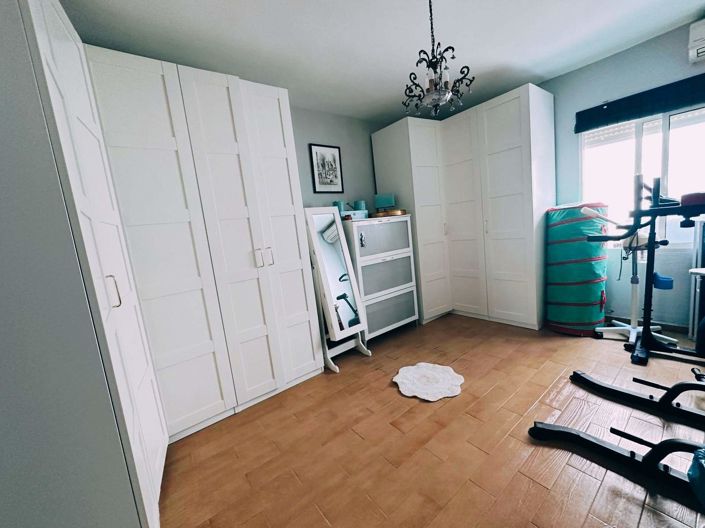 Image No.10-3 Bed Flat for sale