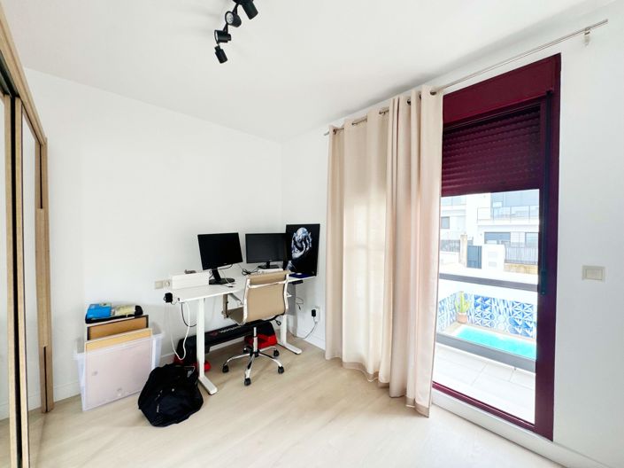 Image No.27-3 Bed Property for sale