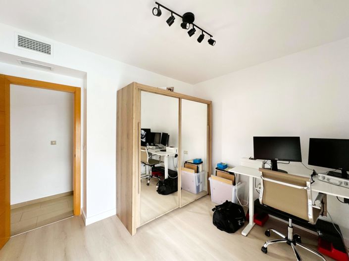 Image No.28-3 Bed Property for sale