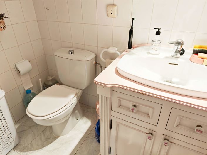 Image No.26-4 Bed Property for sale