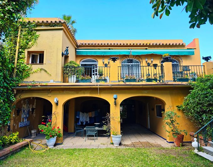 Image No.2-Villa de 15 chambres à vendre à Algeciras