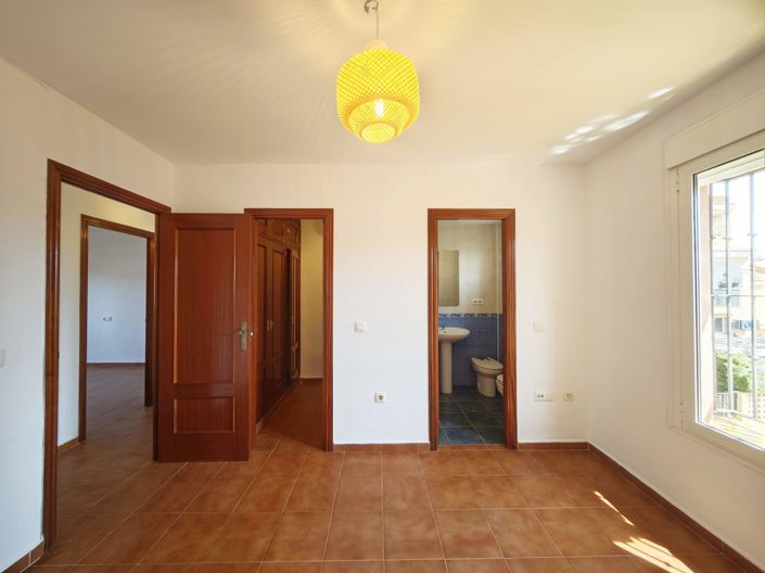 Image No.14-3 Bed Property for sale