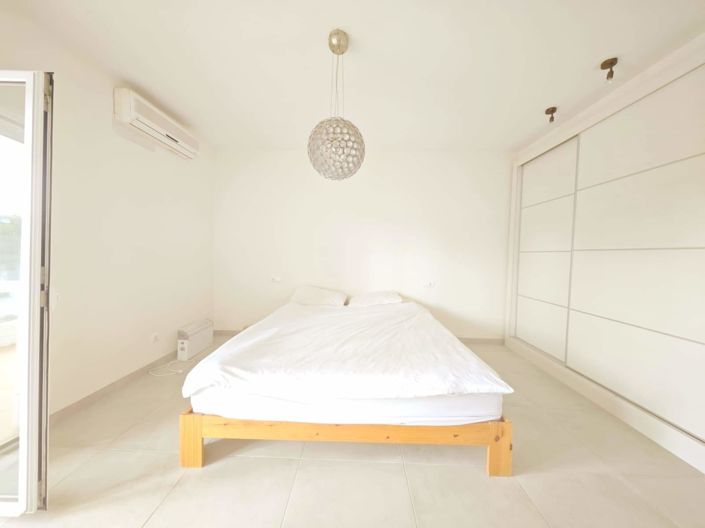 Image No.13-3 Bed Property for sale