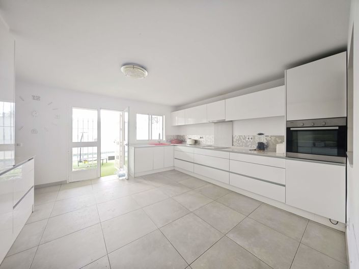 Image No.8-3 Bed Property for sale