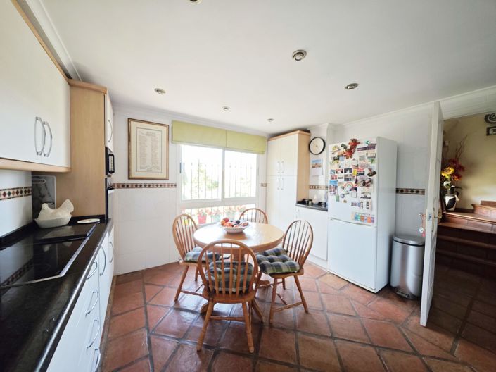 Image No.10-4 Bed House for sale