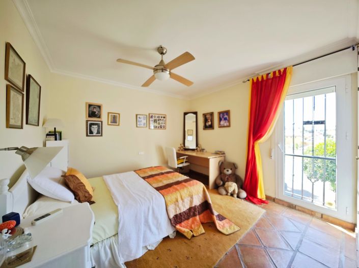 Image No.20-4 Bed House for sale