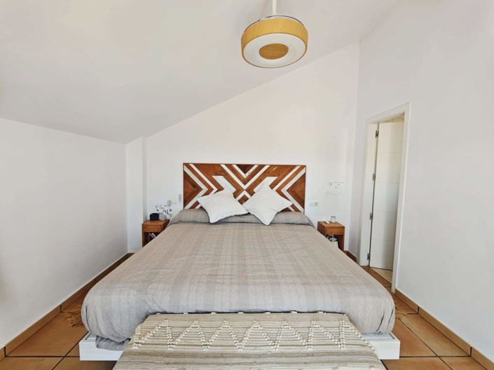 Image No.19-4 Bed Semi-Detached for sale