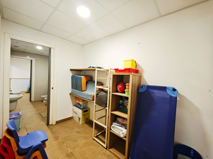 Image No.17-6 Bed Commercial for sale
