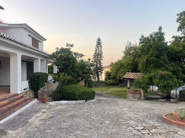 Image No.10-8 Bed Villa for sale