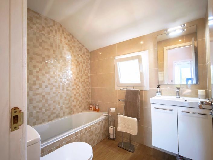 Image No.19-4 Bed Semi-Detached for sale