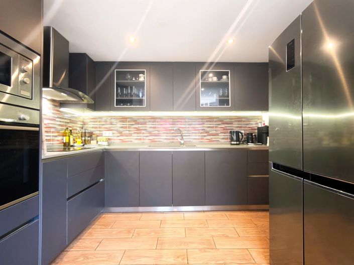 Image No.4-4 Bed Semi-Detached for sale