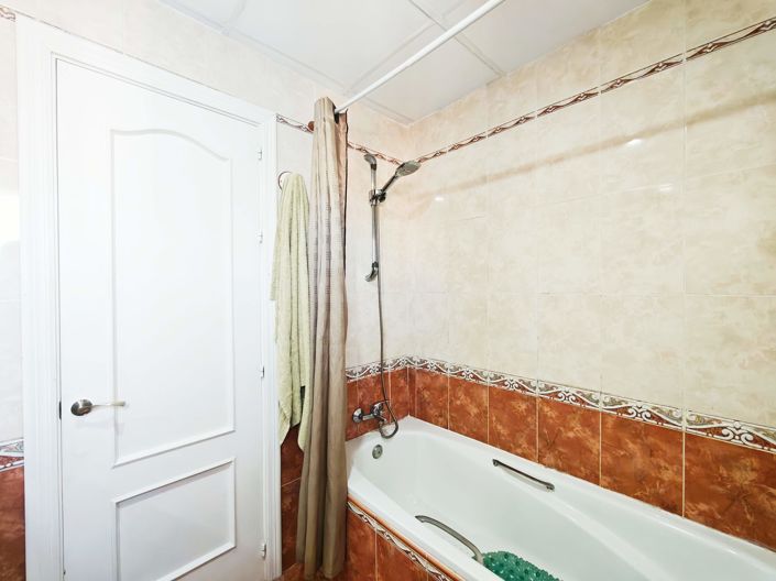 Image No.19-3 Bed Flat for sale
