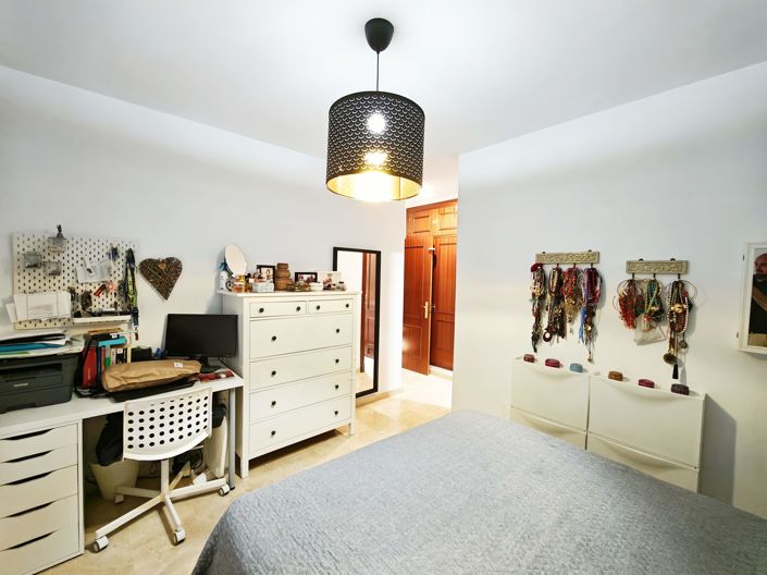 Image No.26-3 Bed Flat for sale