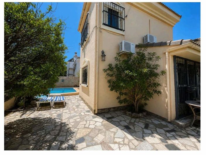 Image No.2-Villa de 4 chambres à vendre à Los Barrios