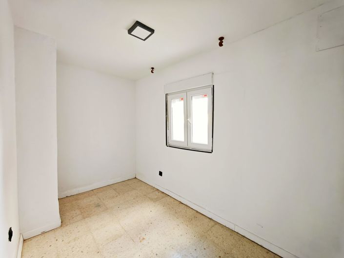 Image No.19-3 Bed Property for sale